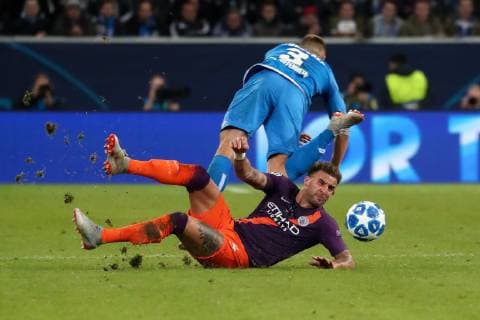 v.li.: Kyle Walker (ManCity, 2), Pavel Kaderabek (Hoffenheim, 3), Zweikampf, Spielszene, Duell, duel, tackle, tackling, Dynamik, Action, Aktion, Foul, Foulspiel, Fussball, UEFA Champions League, TSG 1899 Hoffenheim - Manchester City FC,