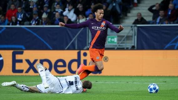 v.li.: Leroy Sane (ManCity, 19), Oliver Baumann (Torwart, Hoffenheim, 1), Zweikampf, Spielszene, Duell, duel, tackle, tackling, Dynamik, Action, Aktion, Fussball, UEFA Champions League, TSG 1899 Hoffenheim - Manchester City FC,
