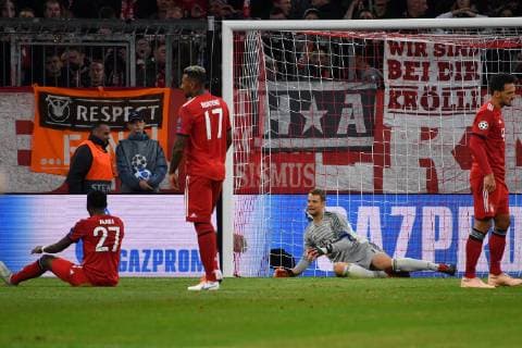 v.li:David ALABA (Bayern Muenchen),Jerome BOATENG (Bayern Muenchen),Manuel NEUER (Torwart FC Bayern Muenchen), Mats HUMMELS (Bayern Muenchen) nach Tor zum 1-1, Enttaeuschung,Frust,enttaeuscht, frustriert,niedergeschlagen, Aktion. FC Bayern Muenchen-Ajax Amsterdam, Fussball Champions League,Gruppe E, am 02.10.2018. A L L I A N Z A R E N A.
