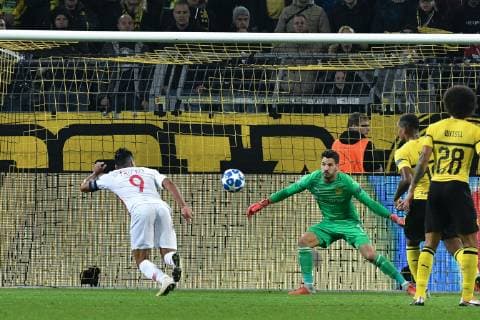 GER, UEFA CL, Borussia Dortmund vs AS Monaco 03.10.2018, Signal Iduna Park, Dortmund, GER, UEFA CL, Borussia Dortmund vs AS Monaco, DFL regulations prohibit any use of photographs as image sequences and or quasi-video im Bild Strafraumszene . Torchance von Radamel Falcao ( 9, AS Monaco) vor Roman Bürki Buerki ( 1, Borussia Dortmund)