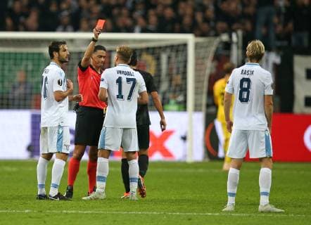 Sport Bilder des Tages 04.10.2018, Fussball UEFA Europa League 2018 2019, Gruppenphase, 2.Spieltag, Eintracht Frankfurt - Lazio Rom, in der Commerzbank-Arena Frankfurt. Marco Parolo (li., Lazio Rom), Schiedrichter Serdar Gözübüyük (2vl., NED) zeigt gelb-rote Karte für Dusan Basta (re., Lazio Rom 8), Ciro Immobile (2vr.