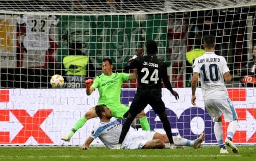 Deutschland, Frankfurt am Main, Commerzbank-Arena, 04.10.2018, Fussball - UEFA Europa League - Eintracht Frankfurt - Lazio Rom Bild: Danny da Costa (Eintracht Frankfurt, 24) m. macht das 4:1, am boden Francesco Acerbi (Lazio Rom, 33),Torwart Silvio Proto (Lazio Rom, 24) im Tor ist machtlos, Luis Alberto (Lazio Rom, 10) r. Copyright: HMBxMedia xHeikoxBecker