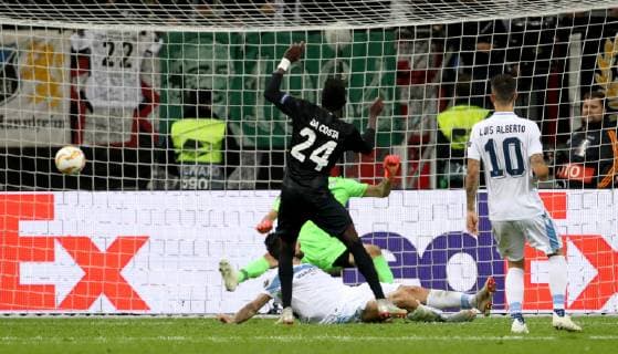 Deutschland, Frankfurt am Main, Commerzbank-Arena, 04.10.2018, Fussball - UEFA Europa League - Eintracht Frankfurt - Lazio Rom Bild: Danny da Costa (Eintracht Frankfurt, 24) m. macht das 4:1, am boden Francesco Acerbi (Lazio Rom, 33),Torwart Silvio Proto (Lazio Rom, 24) im Tor ist machtlos, Luis Alberto (Lazio Rom, 10) r. Copyright: HMBxMedia xHeikoxBecker