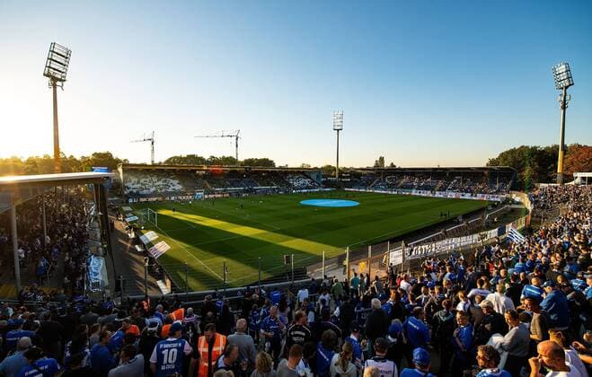 Fußball, Stadiongeschichte SV Darmstadt 98 05.10.2018, xfux, Fussball 2.Bundesliga, SV Darmstadt 98 - Hamburger SV, emonline, deloka, emspor, v.l. Ansicht, Uebersicht Merck-Stadion am Boellenfalltor Jonathan-Heimes-Stadion am Böllenfalltor Arena Innenraum Fans SV Darmstadt 98, SVD, Lilien, Stimmung, Schals, Trikots Zuschauer Spielfeld Tribuene (DFL DFB REGULATIONS PROHIBIT ANY USE OF PHOTOGRAPHS as IMAGE SEQUENCES and or QUASI-VIDEO) Darmstadt