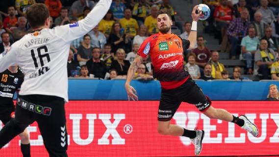 v.li.: Richard Carl Johan Kappelin (Torwart, IFK, 16), Bogdan Radivojevic (RNL, 14), beim Sprungwurf, Wurf, Torwurf, Action, Aktion, Spielszene, Handball, Champions League, Rhein-Neckar Löwen - IFK Kristianstad,