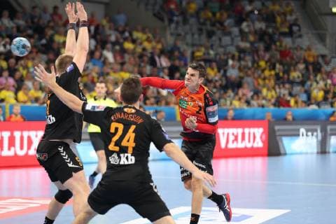 v.li.: Arnar Freyr Arnarsson (IFK, 5), 24, Andre Schmid (Andy Schmid, RNL, 2), Aktion, Action, Spielszene, Handball, Champions League, Rhein-Neckar Löwen - IFK Kristianstad,