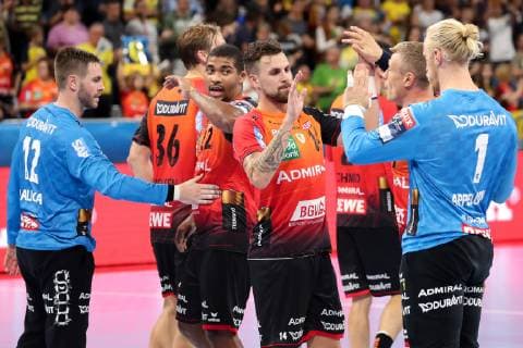 v.li.: Andreas Palicka (Torwart, RNL, 12), Jesper Nielsen (RNL, 36), Mads Mensah Larsen (RNL, 22), Bogdan Radivojevic (RNL, 14), Andre Schmid (Andy Schmid, RNL, 2, verdeckt), Gudjon Valur Sigurdsson (RNL, 9), Mikael Alf Appelgren (Torwart, RNL, 1), Jubel nach dem Schlusspfiff, Sieg, Sieger, Gewinner, jubelt, jubeln, Freude, optimistisch, Highlight, Action, Aktion, Spieler der Rhein-Neckar-Löwen, Handball, Champions League, Rhein-Neckar Löwen - IFK Kristianstad,
