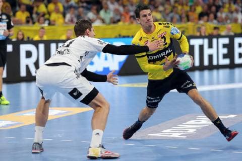 v.li.: Hendrik Pekeler (THW, 61), Andre Schmid (Andy Schmid, RNL, 2), Zweikampf, Spielszene, Duell, duel, tackle, tackling, Dynamik, Action, Aktion, Handball, DKB Bundesliga, Rhein-Neckar Löwen - THW Kiel,