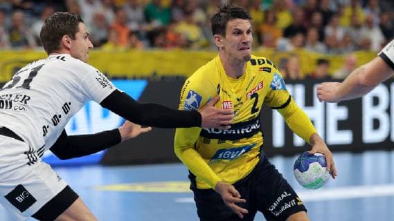 v.li.: Hendrik Pekeler (THW, 61), Andre Schmid (Andy Schmid, RNL, 2), Zweikampf, Spielszene, Duell, duel, tackle, tackling, Dynamik, Action, Aktion, Handball, DKB Bundesliga, Rhein-Neckar Löwen - THW Kiel,