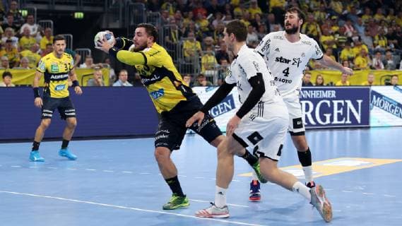 v.li.: Jannik Kohlbacher (RNL, 80), Hendrik Pekeler (THW, 61), Domagoj Duvnjak (THW, 4), Aktion, Action, Spielszene, Handball, DKB Bundesliga, Rhein-Neckar Löwen - THW Kiel,