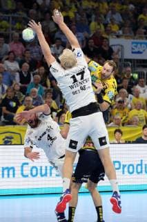 v.li.: Domagoj Duvnjak (THW, 4), Patrick Wiencek (THW, 17), Steffen Fäth (RNL, 23), beim Sprungwurf, Wurf, Torwurf, Action, Aktion, Spielszene, Handball, DKB Bundesliga, Rhein-Neckar Löwen - THW Kiel,