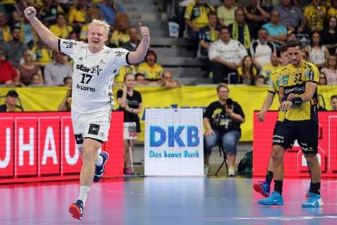 Patrick Wiencek (THW, 17), jubelt über ein Tor, Jubel, Torjubel, Torerfolg, celebrate the goal, goal, celebration, Jubel ueber das Tor, optimistisch, Spielszene, Highlight, Action, Aktion, Handball, DKB Bundesliga, Rhein-Neckar Löwen - THW Kiel,