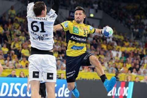 v.li.: Hendrik Pekeler (THW, 61), Alexander Petersson (RNL, 32), beim Sprungwurf, Wurf, Torwurf, Action, Aktion, Spielszene, Handball, DKB Bundesliga, Rhein-Neckar Löwen - THW Kiel,