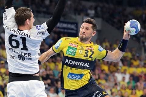 v.li.: Hendrik Pekeler (THW, 61), Alexander Petersson (RNL, 32), beim Sprungwurf, Wurf, Torwurf, Action, Aktion, Spielszene, Handball, DKB Bundesliga, Rhein-Neckar Löwen - THW Kiel,