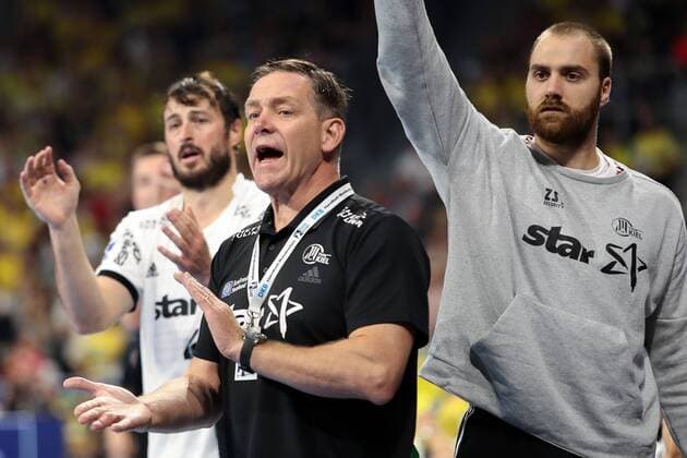 v.li.: Domagoj Duvnjak (THW, 4), Alfred Gislason (Trainer, Cheftrainer, THW), Andreas Wolff (Torwart, THW, 33), klatscht in die Hände, Klatschen, Applaus, applaudiert, motiviert das Team, Motivation, Aktion, Action, Spielszene, Handball, DKB Bundesliga, Rhein-Neckar Löwen - THW Kiel,