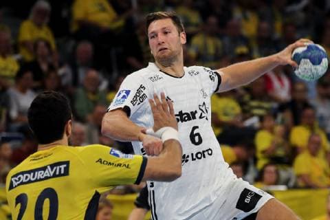 v.li.: Ilija Abutovic (RNL, 20), Harald Reinkind (THW, 6), beim Sprungwurf, Wurf, Torwurf, Action, Aktion, Spielszene, Handball, DKB Bundesliga, Rhein-Neckar Löwen - THW Kiel,