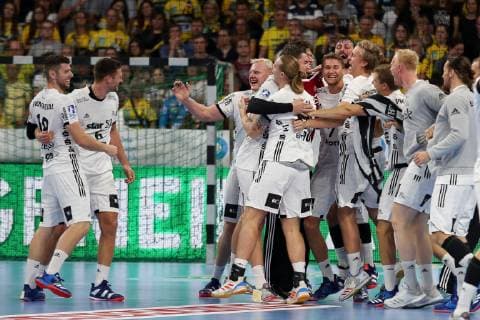 Sport Bilder des Tages Spieler vom THW Kiel, Jubel nach dem Schlusspfiff, Sieg, Sieger, Gewinner, jubelt, jubeln, Freude, optimistisch, Highlight, Action, Aktion, Handball, DKB Bundesliga, Rhein-Neckar Löwen - THW Kiel,