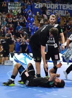 am Boden Sebastian Greß, darübr Co-Trainer Rico Göde und dahinter Arseniy Buschmann (alle Dresden), HC Elbflorenz Dresden gegen Dessau-Rosslauer HV 06, Handball, 2. Liga der Männer, 2. Bundesliga, Saison 2018 2019, Dresden, BallsportARENA Dresden, 13.10.2018,