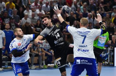 am Ball: Gabriel De Santis (Dresden), links: Daniel Zele (Dessau), rechts: Libor Hanisch (Dessau), HC Elbflorenz Dresden gegen Dessau-Rosslauer HV 06, Handball, 2. Liga der Männer, 2. Bundesliga, Saison 2018 2019, Dresden, BallsportARENA Dresden, 13.10.2018,