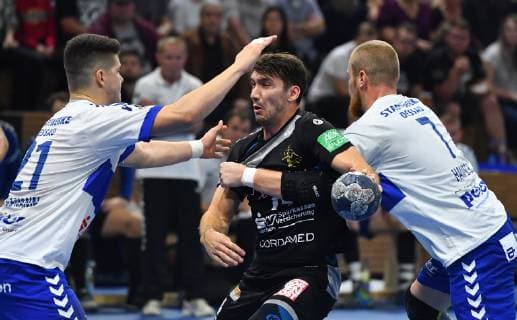 am Ball: Gabriel De Santis (Dresden), links: Phillip Jungemann (Dessau), rechts: Libor Hanisch (Dessau), HC Elbflorenz Dresden gegen Dessau-Rosslauer HV 06, Handball, 2. Liga der Männer, 2. Bundesliga, Saison 2018 2019, Dresden, BallsportARENA Dresden, 13.10.2018,