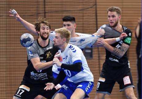 Dresden in der Abwehr, v.l.: Norman Flödl (Dresden) gegen Slavomir Mlotek (Dessau), HC Elbflorenz Dresden gegen Dessau-Rosslauer HV 06, Handball, 2. Liga der Männer, 2. Bundesliga, Saison 2018 2019, Dresden, BallsportARENA Dresden, 13.10.2018,