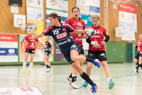Lisa Gebhard (SG H2Ku Herrenberg Kuties 19)h, Linsey Houben (DJK MJC Trier 10), Vesna Tolic (DJK MJC Trier 14), SG H2Ku Herrenberg Kuties vs. DJK MJC Trier, Handball, 2.Bundesliga, Frauen, HBF, Saison 18 19, 14.10.2018, SG H2Ku Herrenberg Kuties vs. DJK MJC Trier, Handball, 2.Bundesliga, Frauen, HBF, Saison 18 19, 14.10.2018 Herrenberg Copyright: xEIBNER Wolfgang_Frankx EP_WFK