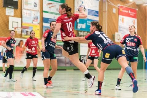 Linsey Houben (DJK MJC Trier 10), Lisa Gebhard (SG H2Ku Herrenberg Kuties 19), SG H2Ku Herrenberg Kuties vs. DJK MJC Trier, Handball, 2.Bundesliga, Frauen, HBF, Saison 18 19, 14.10.2018, SG H2Ku Herrenberg Kuties vs. DJK MJC Trier, Handball, 2.Bundesliga, Frauen, HBF, Saison 18 19, 14.10.2018 Herrenberg Copyright: xEIBNER Wolfgang_Frankx EP_WFK