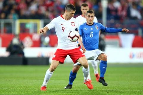 Fußball, Nations League, Polen - Italien Chorzow , Stadion Slaski 14.10.2018 , Pilka nozna , Reprezentacja , Kadra , Liga Narodow , Liga A , Grupa 3 , Polska - Wlochy NZ Robert Lewandowski ( POL ) Marco Verratti ( ITA ) FOT Michal Nowak Newspix.pl Chorzow , Silesian Stadium 14.10.2018 Sport , Football National Teams , UEFA Nations League , League A , Group 3 , Poland - Italy photo by Michal Nowak Newspix.pl --- Newspix.pl 181014MIN_037