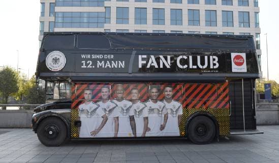 Fussball, Herren, Saison 2018 19, Nations League (4. Spieltag), Länderspiel in Saint-Denis, Frankreich - Deutschland, Bus des Fanclubs der deutschen Nationalmannschaft vor dem Stade de France, v. l. Mario Götze, Julian Draxler (Deutschland), Jerome Boateng (Deutschland), Leroy Sane (Deutschland), Mats Hummels (Deutschland), 16.10. 2018, Copyright: xMatthiasxKochx