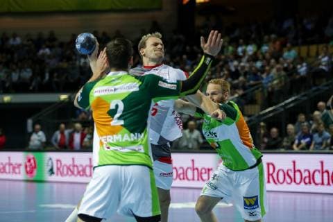 Deutschland,Wetzlar, Rittal-Arena, 16.10.2018, Handball,1. DKB Bundesliga, DHB Pokal,Achtelfinale, HSG Wetzlar - MT Melsungen Bild:vo.Alexander Hermann (HSG Wetzlar, 2),mi.Julius Kuehn (MT Melsungen, 5),hi.re.Stefan Kneer (HSG Wetzlar, 4) Copyright: HMBxMedia ThomasxJäger