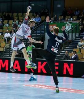 Deutschland,Wetzlar, Rittal-Arena, 16.10.2018, Handball,1. DKB Bundesliga, DHB Pokal,Achtelfinale, HSG Wetzlar - MT Melsungen Bild: vo.li.Finn Lemke (MT Melsungen, 6),Torwart:Till Klimpke (HSG Wetzlar, 11) Copyright: HMBxMedia ThomasxJäger