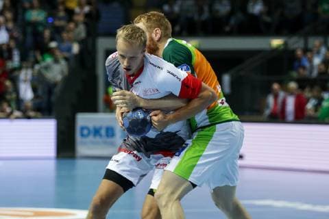 Deutschland,Wetzlar, Rittal-Arena, 16.10.2018, Handball,1. DKB Bundesliga, DHB Pokal,Achtelfinale, HSG Wetzlar - MT Melsungen Bild:vo.li.Lasse Mikkelsen (MT Melsungen, 15),Stefan Kneer (HSG Wetzlar, 4) Copyright: HMBxMedia ThomasxJäger