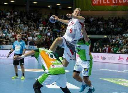 Deutschland,Wetzlar, Rittal-Arena, 16.10.2018, Handball,1. DKB Bundesliga, DHB Pokal,Achtelfinale, HSG Wetzlar - MT Melsungen Bild: vo.li.Maximilian Holst (HSG Wetzlar, 22),Julius Kuehn (MT Melsungen, 5),Nils Torbruegge (HSG Wetzlar, 18) Copyright: HMBxMedia ThomasxJäger
