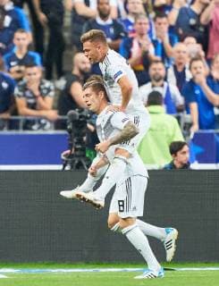France - Germany, Soccer, Paris, October 16, 2018 Toni KROOS, DFB 8 celebrates his goal with 0-1 Joshua KIMMICH, DFB 18 FRANCE - GERMANY Football Nations League, Season 2018 2019, October 16, 2018 Paris, Germany. Photographer: Peter Schatz MAGICS