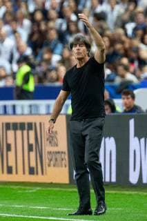 Fußball, Nations League, Frankreich - Deutschland 16.10.2018, xkvx, Fussball Nations League, Frankreich - Deutschland emspor, v.l. Head Coach Bundestrainer Joachim Loew (DFB - Deutscher Fussballbund) gibt Anweisung, gestikuliert, mit den Armen gestikulieren, gives instructions, gesticulate (DFL DFB REGULATIONS PROHIBIT ANY USE OF PHOTOGRAPHS as IMAGE SEQUENCES and or QUASI-VIDEO) Paris
