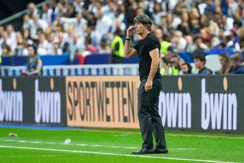 Fußball, Nations League, Frankreich - Deutschland 16.10.2018, xkvx, Fussball Nations League, Frankreich - Deutschland emspor, v.l. Head Coach Bundestrainer Joachim Loew (DFB - Deutscher Fussballbund) gibt Anweisung, gestikuliert, mit den Armen gestikulieren, gives instructions, gesticulate (DFL DFB REGULATIONS PROHIBIT ANY USE OF PHOTOGRAPHS as IMAGE SEQUENCES and or QUASI-VIDEO) Paris