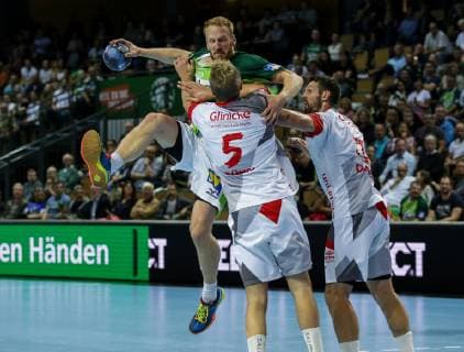 Deutschland,Wetzlar, Rittal-Arena, 16.10.2018, Handball,1. DKB Bundesliga, DHB Pokal,Achtelfinale, HSG Wetzlar - MT Melsungen Bild:vo.li.Julius Kuehn (MT Melsungen, 5),Stefan Kneer (HSG Wetzlar, 4),Felix Danner (MT Melsungen, 17) Copyright: HMBxMedia ThomasxJäger