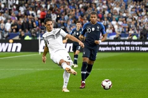 Fussball, Herren, Saison 2018 19, Nations League (4. Spieltag), Länderspiel in Saint-Denis, Frankreich - Deutschland, Mats Hummels (Nr. 5, Deutschland), Kylian Mbappe (Nr. 10, Frankreich), 16.10. 2018, Copyright: xMatthiasxKochx
