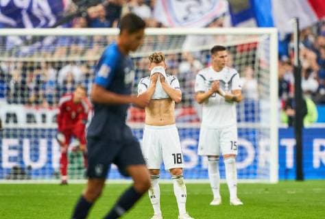 France - Germany, Soccer, Paris, October 16, 2018 Joshua KIMMICH, DFB 18 Niklas SUELE, DFB 15 sad, disappointed, angry, Emotions, disappointment, frustration, frustrated, sadness, desperate, despair, FRANCE - GERMANY Football Nations League, Season 2018 2019, October 16, 2018 Paris, Germany. Photographer: Peter Schatz MAGICS