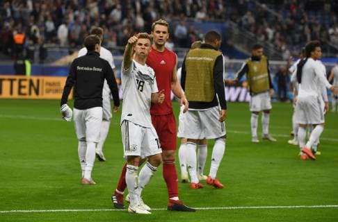 Fussball, Herren, Saison 2018 19, Nations League (4. Spieltag), Länderspiel in Saint-Denis, Frankreich - Deutschland, v. l. Joshua Kimmich (Deutschland), Torwart Manuel Neuer (Deutschland), Enttäuschung nach Abpfiff, beide ärgern sich vermutlich über ein Transprent der deutschen Fans mit der Aufschrift Endlich 2. Liga DFB, 16.10. 2018, Copyright: xMatthiasxKochx