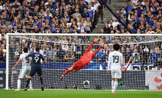 Manuel Neuer (Torwart Deutschland), kassier hier das 1:1 durch Antoine Griezmann (Frankreich), vorne Mats Hummels (Deutschland), Olivier Giroud (Frankreich), Leroy Sane (Deutschland), Frankreich-Deutschland France-Germany UEFA Nations Cup Nationalmannschaft, DFB, 2018, Fußball, Fussball, soccer, Herren, Deutschland, Germany, Frankreich, France Paris, 16.10.2018