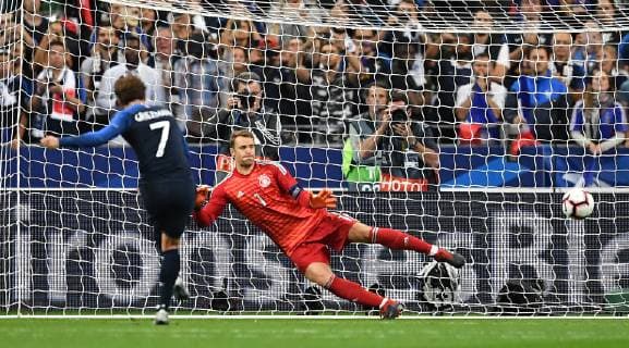 Antoine Griezmann (Frankreich), verwandelt den Elfmeter zum 2:1, hinten Manuel Neuer (Torwart Deutschland), Frankreich-Deutschland France-Germany UEFA Nations Cup Nationalmannschaft, DFB, 2018, Fußball, Fussball, soccer, Herren, Deutschland, Germany, Frankreich, France Paris, 16.10.2018