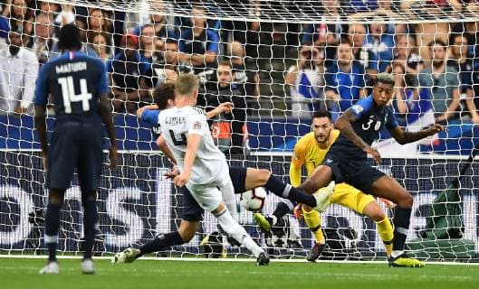 Matthias Ginter (Deutschland), beim Schuss, hinten Benjamin Pavard (Frankreich), Presnel Kimpembe (Frankreich), Hugo Lloris (Torwart Frankreich), Frankreich-Deutschland France-Germany UEFA Nations Cup Nationalmannschaft, DFB, 2018, Fußball, Fussball, soccer, Herren, Deutschland, Germany, Frankreich, France Paris, 16.10.2018
