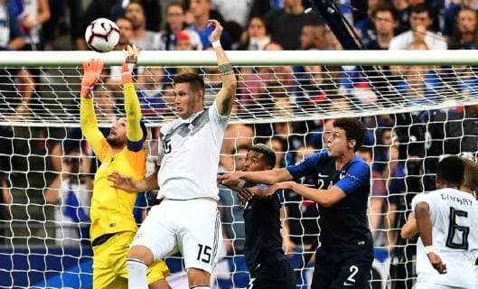 Hugo Lloris (Torwart Frankreich), fängt den Ball vor Niklas Süle (Deutschland), Frankreich-Deutschland France-Germany UEFA Nations Cup Nationalmannschaft, DFB, 2018, Fußball, Fussball, soccer, Herren, Deutschland, Germany, Frankreich, France Paris, 16.10.2018