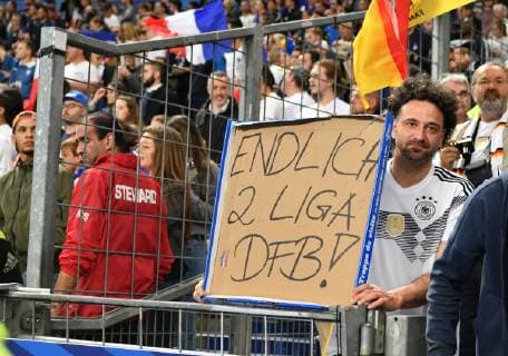 Ein Fan zeigt ein Plakat Frankreich-Deutschland France-Germany UEFA Nations Cup Nationalmannschaft, DFB, 2018, Fußball, Fussball, soccer, Herren, Deutschland, Germany, Frankreich, France Paris, 16.10.2018