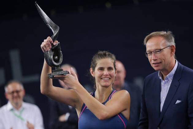 Sport Themen der Woche KW42 Sport Bilder des Tages Tennis WTA Tennis Damen Turnier Luxemburg BGLBNPParibas Open 2018 20.10.2018, Tennis WTA Turnier Luxemburg, BGLBNPParibas Open 2018, BGL BNP Paribas Open, 2018, Luxemburg, Kockelscheuer, CK Sportcenter, Finale, Endspiel vl: Julia Goerges, Julia Görges. , Siegerin der BGLBNPParibas Open 2017 gewinnt das WTA Turnier in Luxemburg mit Geoffroy Bazin