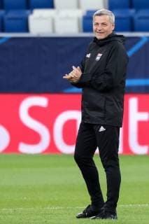 Fußball, CL, Olympique Lyon Training Bruno Genesio (Trainer, Cheftrainer, Lyon) reibt sich die Hände, Freude, freundlich, fröhlich, strahlend, optimistisch, Freisteller, Ganzkörper, Einzelbild, Aktion, Action, Spielszene, Fussball, UEFA Champions League, Abschlusstraining Olympique Lyon,