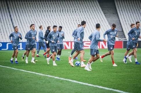 die Spieler laufen sich warm, Rafinha 13 (FC Bayern Muenchen), James Rodriguez 11 (FC Bayern Muenchen) , Mats Hummels 5 (FC Bayern Muenchen), Thomas Mueller 25 (FC Bayern Muenchen), Training, AEK Athen vs. FC Bayern Muenchen, Fussball, Vorrunde, Champions League, 22.10.2018 Athen Athen Griechenland