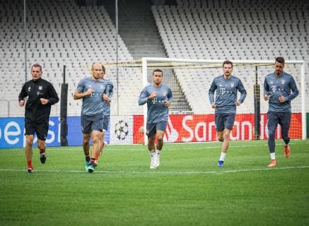 die Spieler laufen sich warm, Robert Lewandowski 9 (FC Bayern Muenchen), Thiago Alcantara 6 (FC Bayern Muenchen), Leon Goretzka 18 (FC Bayern Muenchen), Sandro Wagner 2 (FC Bayern Muenchen), Training, AEK Athen vs. FC Bayern Muenchen, Fussball, Vorrunde, Champions League, 22.10.2018 Athen Athen Griechenland