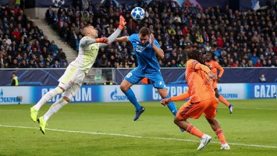 v.li.: Anthony Lopes (Torwart, Lyon, 1), Adam Szalai (Hoffenheim, 28), Jason Denayer (Lyon, 5), Aktion, Action, Spielszene, Fussball, UEFA Champions League, TSG 1899 Hoffenheim - Olympique Lyon,